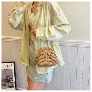 Mini sac bandoulière en paille avec fermoir en bois rétro et chaîne dorée élégante