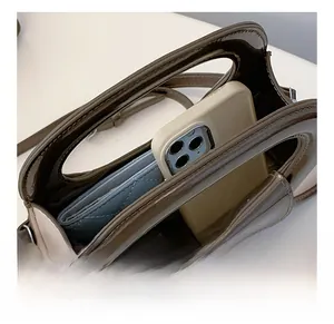 Vue détaillée du compartiment intérieur avec capacité pour smartphone et portefeuille