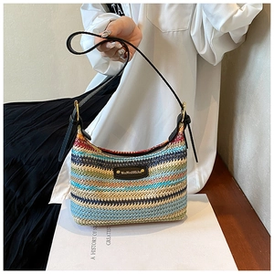Détail du sac à bandoulière tissé coloré avec garniture en cuir et étiquette de marque