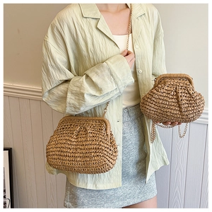 Détail du sac coquillage en paille tressée avec chaîne dorée et fermoir pour l'été