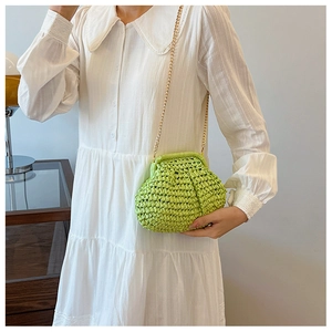 Sac bandoulière en paille tressée vert citron avec chaîne dorée pour mode d'été
