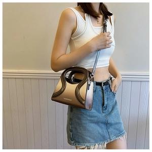 Détail d'un sac bandoulière rétro en cuir PU bronze avec logo fashion bags et bordure brune