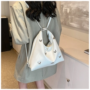 Borsa Hobo in pelle PU bianca con farfalle in metallo argentato 3D portata a spalla