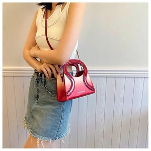 Détail du sac bandoulière en cuir PU dégradé rouge avec poignée ondulée et imprimé mode