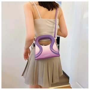 Détail du sac en cuir PU dégradé violet avec poignée circulaire et bandoulière amovible