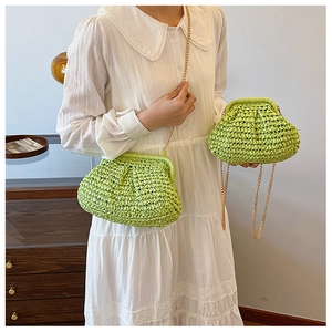 Détails du sac coquillage en paille vert citron avec chaîne dorée et texture plissée