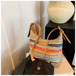 Sac à bandoulière tissé arc-en-ciel avec bandoulière en cuir brun et rayures colorées