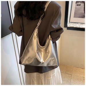 Borsa a tracolla in PU argento con dettagli a farfalla dorata indossata da una modella