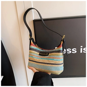 Sac bandoulière tissé à rayures colorées avec bandoulière cuir et design demi-lune