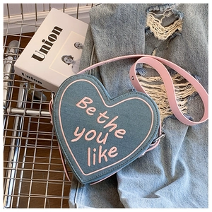 Sac bandoulière cœur en denim bleu avec liseré rose et broderie 'Be the you like'