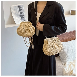 Détail du sac coquille en paille tissée avec chaîne dorée et fermeture plissée