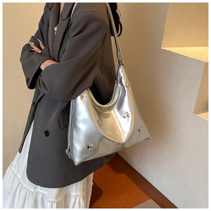 Borsa hobo argento metallizzato in PU con farfalle metalliche indossata da modella