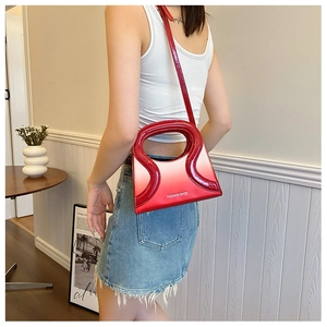 Détail du sac en cuir verni dégradé rouge-rose avec imprimé Fashion Bags et bandoulière