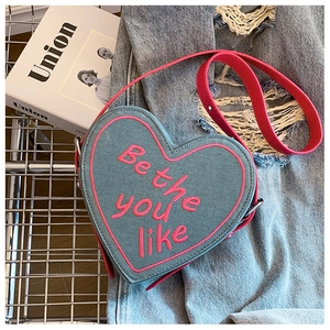 Sac bandoulière en denim en forme de cœur avec garniture en cuir rose et broderie tendance