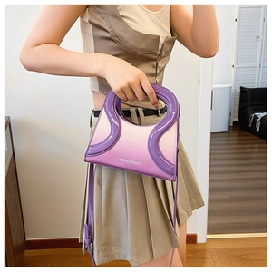 Détail du sac à main dégradé violet en cuir PU avec motif ondulé et poignée évidée