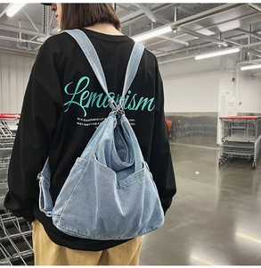 Detailopname van een lichtblauwe denim rugzak met een minimalistisch retro ontwerp
