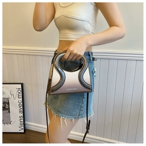 Vue détaillée d'un sac bandoulière métallisé en PU avec poignée ronde et lanière