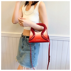 Détail du sac à bandoulière en cuir PU dégradé rouge avec logo FASHION BAGS