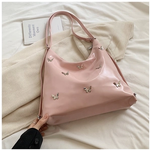 Borsa a spalla in pelle sintetica rosa lucida con farfalle d'argento e stile essenziale