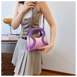 Détail du sac à main en cuir PU dégradé violet et rose avec des poignées évidées