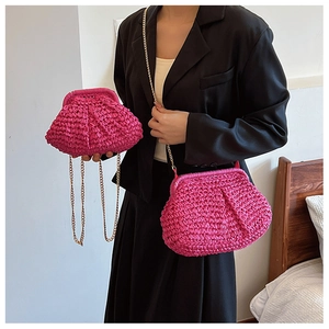Détail du sac coquillage tressé fuchsia avec chaîne dorée en pochette et bandoulière