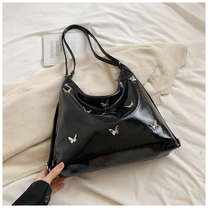 Borsa tote minimalista in pelle verniciata nera con ciondoli a farfalla d'argento