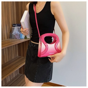 Détail du sac à main tendance en cuir verni rose dégradé brillant avec bandoulière