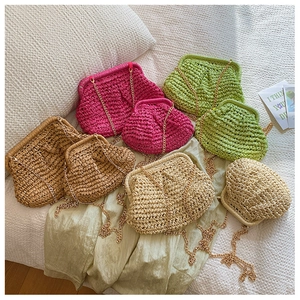 Pochettes détaillées en paille tressée aux couleurs vives avec fermoirs métalliques