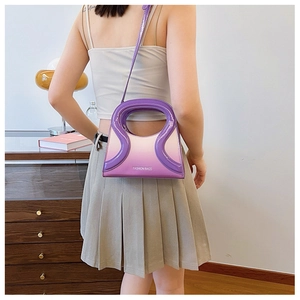 Détail du sac à main en cuir PU dégradé violet avec finition brillante et logo mode