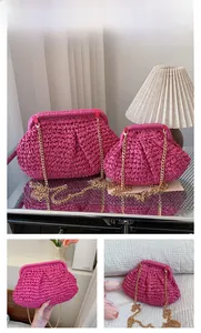 Détails des sacs coquillage en paille rose fuchsia avec chaîne dorée pour femmes