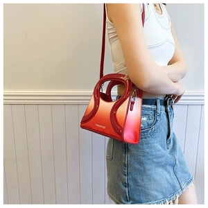 Vue détaillée du sac à main en cuir verni dégradé rouge avec texte Fashion Bags