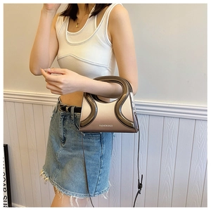 Détail du sac bandoulière en cuir verni dégradé avec imprimé Fashion Bags porté par un mannequin