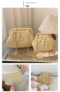 Détail du sac coquillage en paille blanc cassé avec chaîne dorée et texture tressée