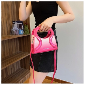 Vue détaillée du sac bandoulière en cuir PU dégradé rose avec texte Fashion Bags gaufré