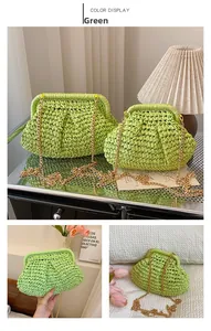 Détail du sac en paille tressée verte avec bandoulière chaîne dorée chic