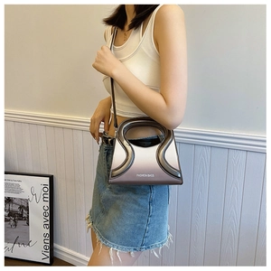 Sac bandoulière en similicuir dégradé avec imprimé FASHION BAGS et poignée évidée