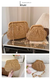 Comparaison des grands et petits sacs en paille kaki avec bandoulières en chaîne dorée