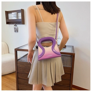 Détail du sac à main en cuir PU dégradé violet porté par un mannequin en intérieur