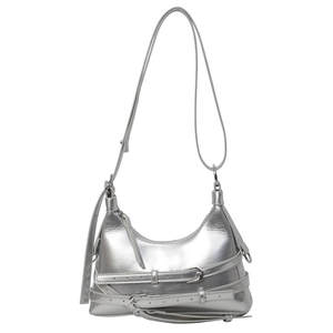 Metalen zilveren Y2K bucket bag met decoratieve gespen en verstelbare schouderriem