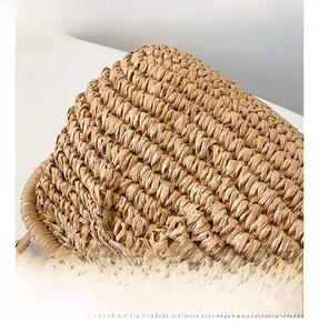 Gros plan sur la texture tissée fine et la fibre marron clair du mini sac coquillage