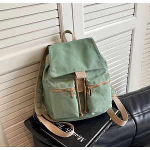 Mochila minimalista de lona verde menta con cierre de cordón y cremalleras de metal dorado
