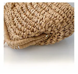 Gros plan sur la paille naturelle montrant la texture détaillée tressée à la main du sac