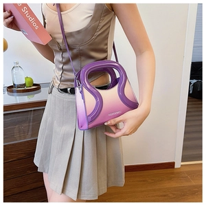 Vue détaillée du mini sac bandoulière en similicuir violet dégradé sur mannequin