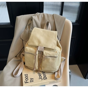 Mochila de lona crema minimalista con bolsillos dobles con cremallera y solapa con cordón