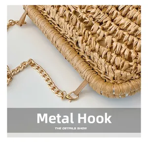 Gros plan sur la texture en paille tressée et le crochet en métal doré avec chaîne