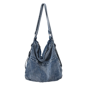 Minimalistische blauwe denim draagtas met vintage gewassen textuur en verstelbare riem