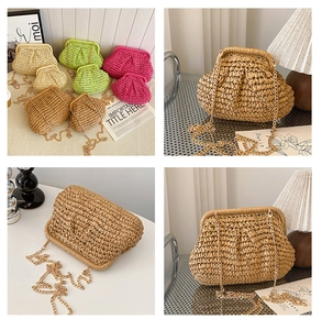Détail de pochettes en paille faites main en beige vert rose et marron avec chaînes dorées