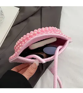 Borsa in perle rosa con ampio scomparto interno per cellulare e cosmetici vari