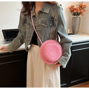 Dettaglio della borsa a tracolla rotonda di perle rosa con trama perlata e tracolla sottile