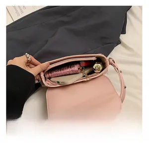 Borsa a tracolla in pelle PU rosa che mostra la capacità interna con telefono e portafoglio